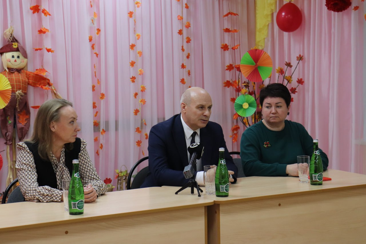 Министр Пажитнев обсудил с саратовцами перевод учащихся в новую школу в Молодежном